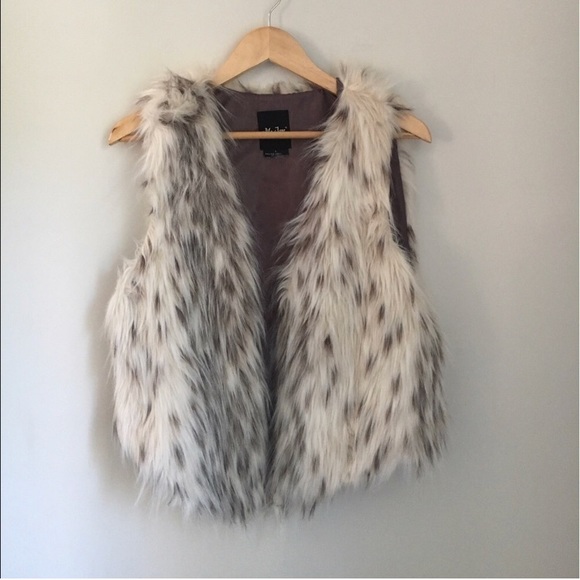Me Jane Jackets & Blazers - Me Jane Faux Fur Vest Size Large